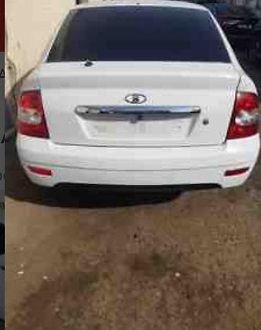 priora qapı: LADA Priora – ağ rəngli sedan/kuzov. Şəkillərdə görünən avtomobil ön — 3