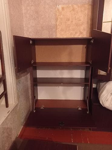 Tumbalar: Mebel vitrin/kitab şkafı – tünd qoz rəngdə, qızılı dekor xətləri ilə — 2