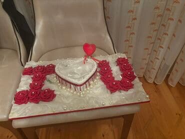 xonça şəkli çəkmək: I love you. Üzərində "I U" hərfləri düzəldilmiş, qırmızı güllərlə — 1
