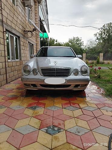 Mercedes-Benz E 240: 2.6 l | 2000 il Sedan