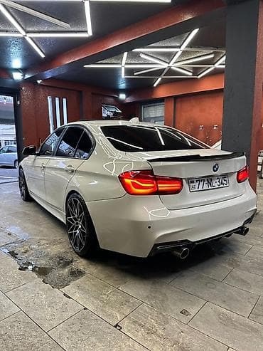 lider disk type 1 per page 40: BMW 3 Series sedan – ağ rəng, şəhər və tras üçün dinamik və zərif — 2