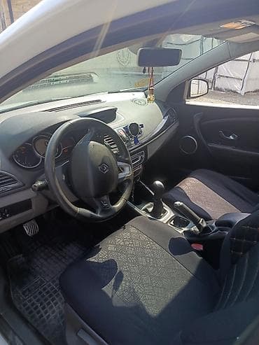 4 fəsil təkərlər: Renault Megane (universall/kombi), ağ rəng. Xüsusiyyətlər: - Kuzov: 5 — 6