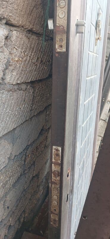 Metal məhsulları: Mənzil üçün İşlənmiş Giriş qapısı Glazok ilə, Zəmanətsiz, Ödənişli quraşdırma, Ünvandan götürmə — 7