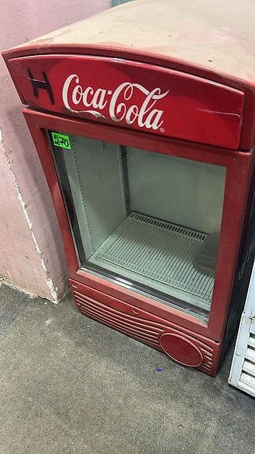 Coca‑Cola brendli vitrin tipli içki soyuducusu - Ön hissəsi şüşəli