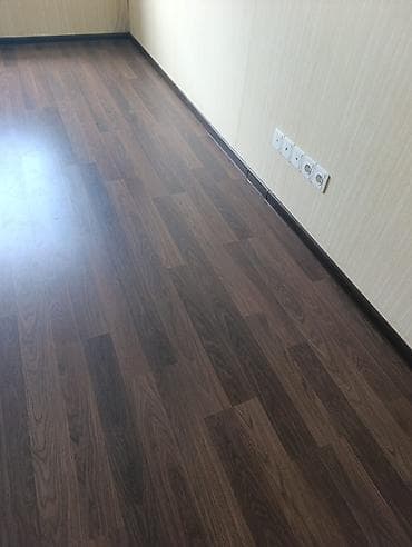 Laminat döşəmə – tünd qəhvəyi, ağac teksturalı, 90 kvm təmirlə bağlı — 2