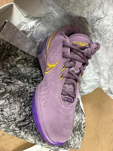 Krasofkalar və idman ayaqqabıları: Məhsul: Nike LeBron NXXT Gen AMPD “Purple/Gold” basketbol krossovkası — 4