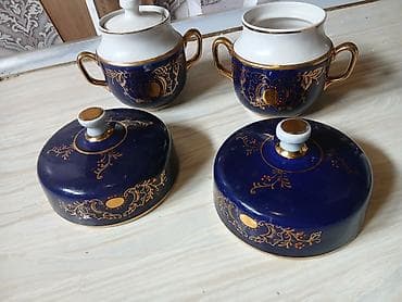 murəbbə: Kobalt-mavi və ağ rəngdə bəzədilmiş, qızılı naxışlı porselen qablar — 1