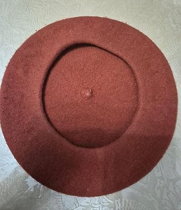 Yün beret şlyapa - Model: Klassik dairəvi beret, yuxarı hissədə kiçik