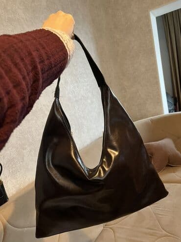 Qara hobo tipli çiyin çantası - Material: parıltılı ekodəri - Rəng