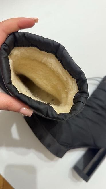 Çəkmələr: Qadın qış çəkmələri 120 manata alinib.3-4 defe geyinilib.Geyinilmesi — 2