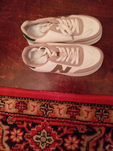 membranlı kişi ayaqqabısı: Unisex idman ayaqqabısı - Rəng: ağ/bej tonlarında, arxa hissədə yaşıl — 2