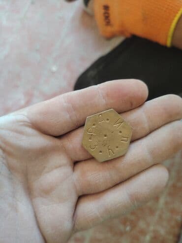 azerbaycan tarixi 8 ci sinif dim cavablari: Məhsul: Altıbucaqlı bürünc jeton/nişan Təsvir: - Material: sarı tonlu — 3