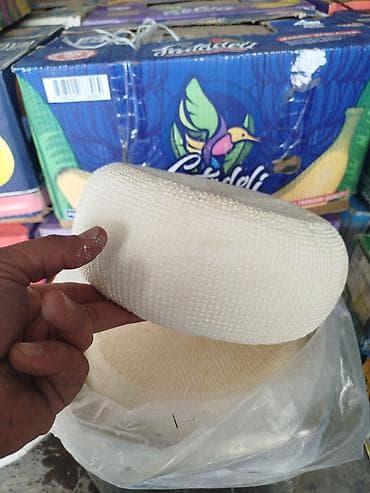 Bal: Təzə hazırlanmış kənd pendiri – dairəvi başlar şəklində — 2