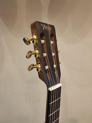 gitara simləri: Klassik gitara Model:VC434 Simlərin sayı: 6 Üst:Sitka Spruce Qol — 3