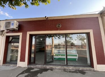 kreditle ev satişi: Kərpic fasadlı və böyük vitrin pəncərələri olan kommersiya obyektidir — 1