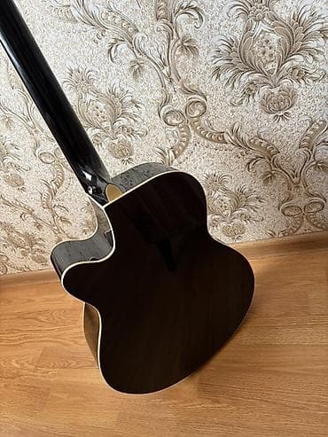 Akustik gitara – QTE brendi, kəsik korpuslu (cutaway) model