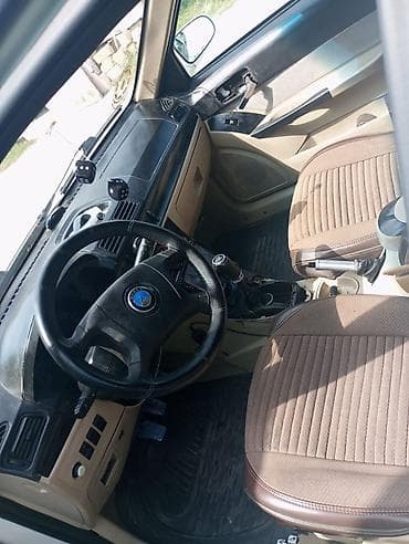 4 teker: Avtomobil: Chery QQ6 (sedan), ağ rəng Kuzov: 4 qapı, ön və arxa — 4