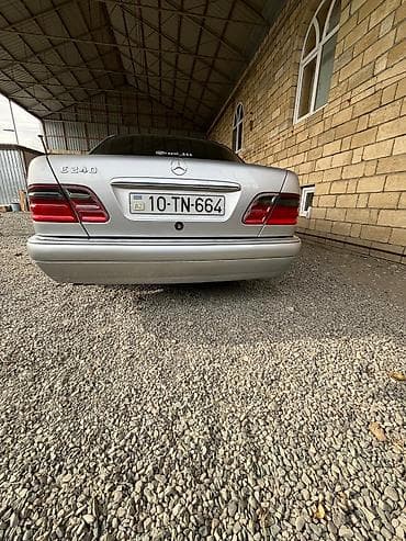 Mercedes-Benz E 240: 2.4 l | 1997 il Sedan