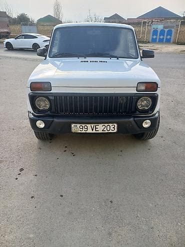 Avtomobil: Lada Niva (VAZ-2121), ağ rəng, 3 qapılı kuzov