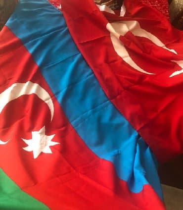 bayraq profil şəkilləri: Bayraq. Azərbaycan və Türkiyə bayraqları kətan parçayla dirəkdən — 2