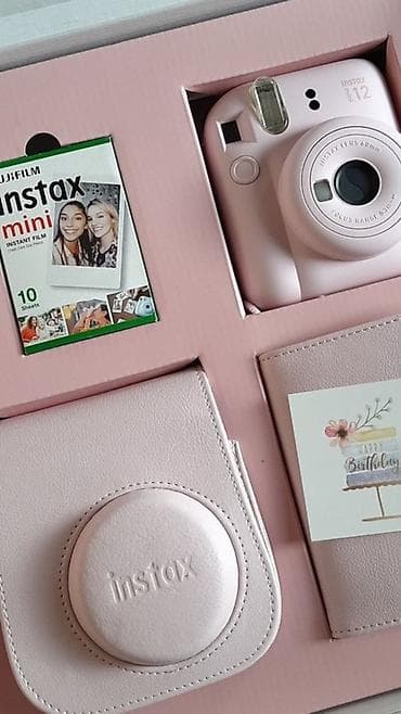 mini laser: Fujifilm Instax Mini 12 ani fotoaparat dəsti. Şəkildə çəhrayı rəngli — 1