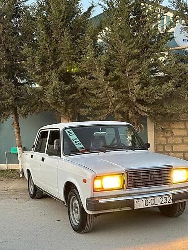 VAZ 2107 sedan – ağ rəng, 4 qapı, arxa ötürücülü. Xarici: - Klassik