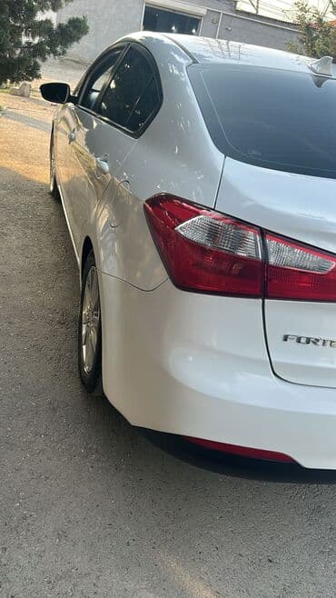 hyundai grandeur 2015: Kia Forte sedan – ağ rəng, 4 qapı, şəhər və magistral üçün rahat və — 4