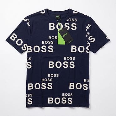 BOSS loqolu kişi T‑şörtü - Dizayn: Üzərində təkrarlanan “BOSS” yazılı — 2