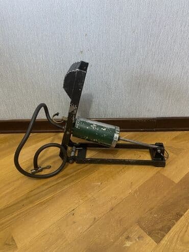 купить насос автомобильный: Bu SSSR den qalma ayaq nasosudir. cox yaxwi veziyetdedi. təkərləri — 3