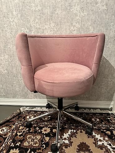 stullar: Pudra-çəhrayı rəngdə yumşaq məxmər üzü ilə fırlanan ofis/maqaj stulu — 1