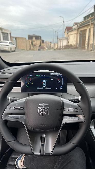 06 maşin: BYD Qin Plus DM-i sedan - Geniş və aerodinamik kuzov, ağ rəng, tam — 4