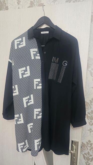 3 duymə koynək: Qara rəngdə, uzunqol, asimmetrik dizaynlı köynək. Bir tərəfi iri — 1