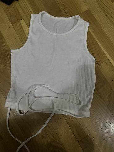 Ağ rəngli qadın crop-top - Model: qolsuz, klassik dairəvi yaxalı -
