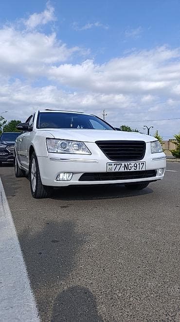 ucuz kask: Hyundai Sonata sedan – ağ rəng, 77-NG-917 nömrə nişanı. Geniş və rahat — 1