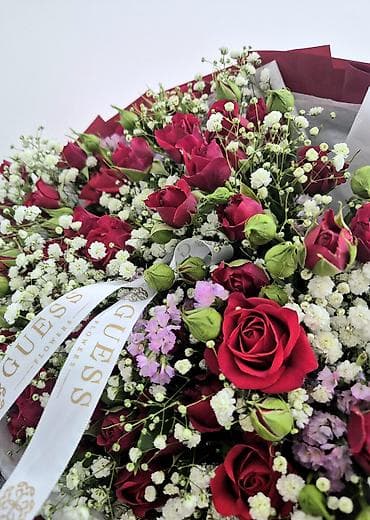 Tezə Gül buketi 8 mart - Tərkib: qırmızı mini qızılgüllər, gipsofila