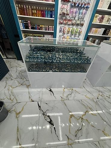 Vitrin demək olarki heç işlənməyib(klonkası üzərindədir), bir çox sahə