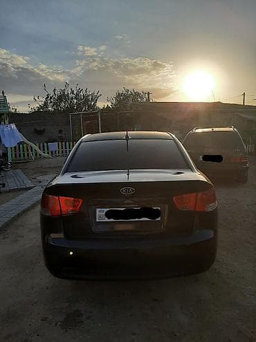 sud ceni: Kia Cerato: 1.6 l | 2010 il Sedan — 2