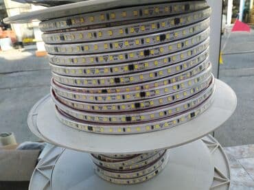 Bobində sarı LED işıq zolağı. Bu LED işıq zolağı evdə, ofisdə və ya