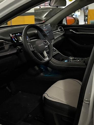 lapet satisi: BYD Qin Plus (sedan), ağ rəng. - Kuzov: 4 qapılı sedan, aerodinamik — 6