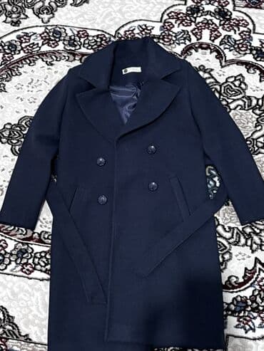 qadın ucun yay koynəkləri: Qadınlar üçün tünd göy rəngli palto - Klassik ikiqat düyməli — 2