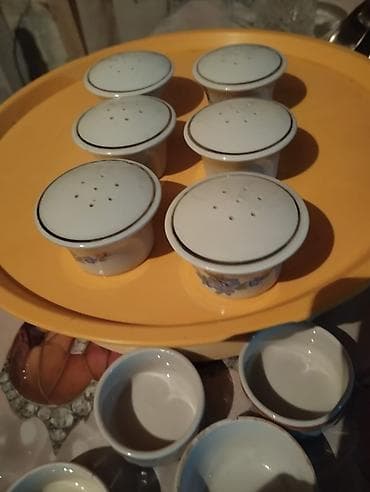 Məhsul: Porselėn ədviyyat qabları və şüşə qab dəsti Təsvir: - 6 ədəd — 8