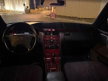 Mercedes-Benz E-Class: 2.2 l | 2000 il Sedan — 7