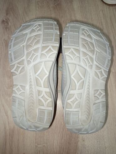 qaçış ayaqqabısı: Idman ayaqqabısı – boz rəngli rezin altlıq,pəncə hissəsi geniş,3 dəfə — 1