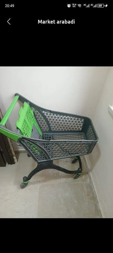 həsir səbət: Böyük həcmli, boz rəngli market arabası. Yaşıl rəngli tutacağı və uşaq — 1