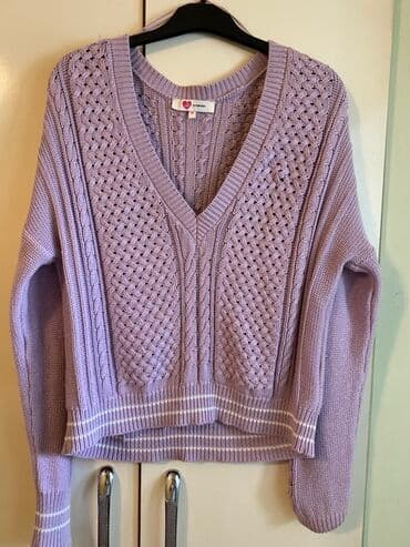 женские розовые кофточки: Bənövşəyi rəngdə, V-yaxa qadın sviteri. Ön hissədə iri hörgü naxışı və — 2