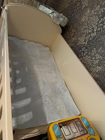 plastic qapi: Oğlan və qız üçün, İşlənmiş, Dördbucaq, Beşik, Matras ilə, Yellənmə mexanizmsiz — 2