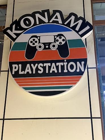 Playstation reklam lövhəsi. İşıqları işlək vəziyətdədir. İşıqlanması