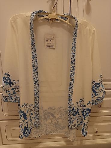 Açıq rəngli, nazik fakturalı kimono tipli üst geyimi. Açıq önlü — 1