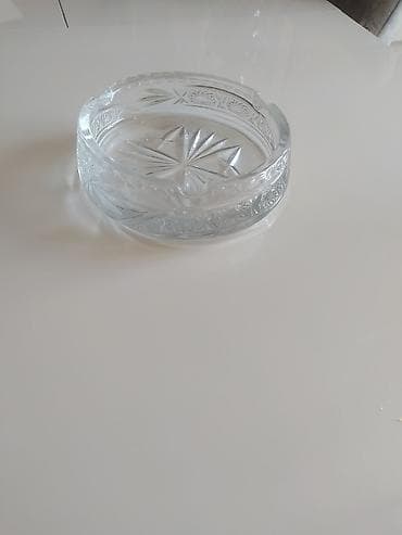Şüşə küllük - Material: qalın, şəffaf şüşə - Forma: dairəvi - Üst və
