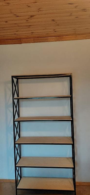 divarda kitab refleri: Dekorativ rəf, Düz — 1